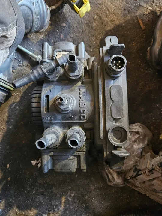MAN TGM/TGL/TGX/TGS EBS-modulatorventil OEM 81521066072 image 2