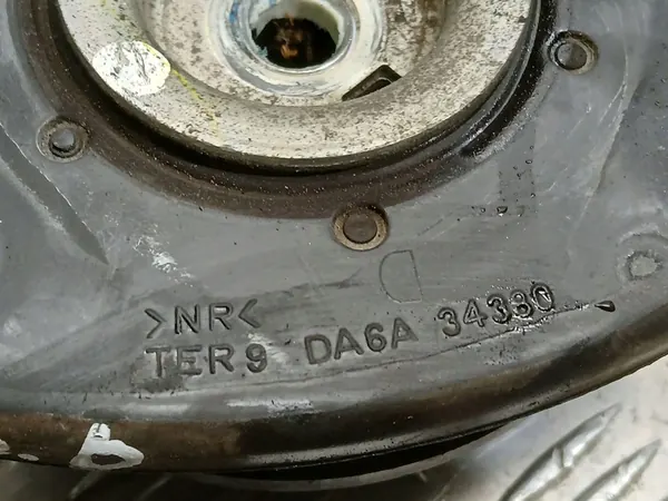 Mazda CX-3 2018 Främre högra stötdämparefäste image 3