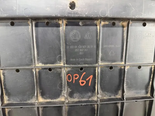 Skoda Scala Framskyddsplåt OE 657807061 image 10