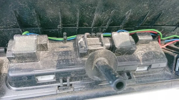 Volvo V40 Heckklappenblende OEM 31301303 Gebraucht image 9