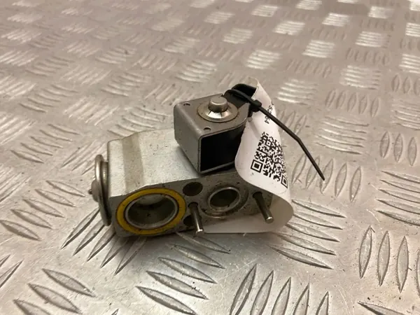 Válvula de expansão A/C Volvo OEM 31497063 - Usado image 3