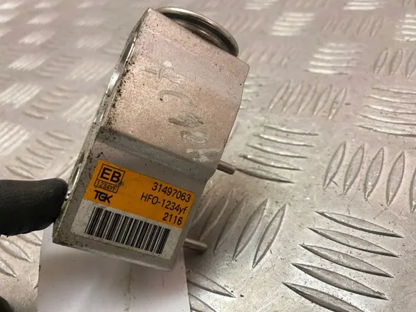Válvula de expansão A/C Volvo OEM 31497063 - Usado image 4