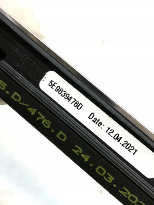 Tira raspapuertas Skoda OEM 5E9839476D - Usado image 7