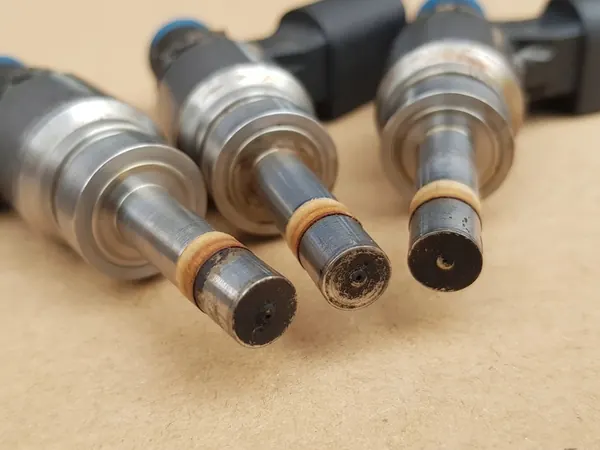 Iniettore carburante 2.8 FSI V6 - Audi A6 C6 - A8 D3 - 06E906036E image 9