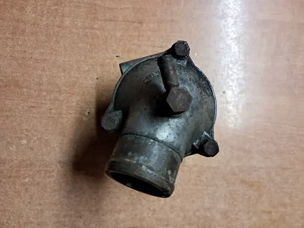Carcasa de termostato Mercedes W201 W123 2.0 M102 image 3