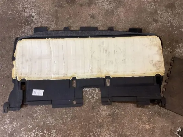 Tesla Model S Tavaratilan matto OEM 112728900 Käytetty image 4