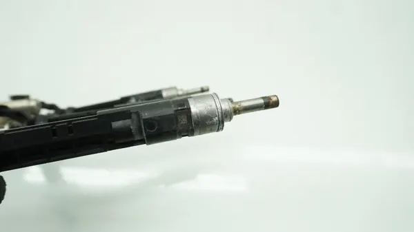 MERCEDES A-KLASS W177 1.3 TCE INJEKTOR 166002932R RAIL image 4