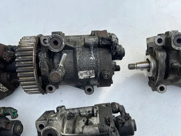 Brandstofpomp RENAULT KANGOO 1.5 CDI R9042A070A image 6