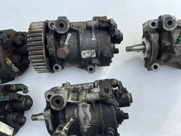 Brandstofpomp RENAULT KANGOO 1.5 CDI R9042A070A image 7