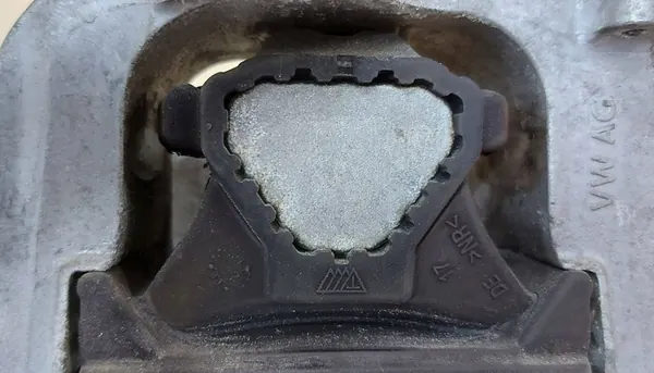 Soporte de motor Volkswagen Passat B7 image 4