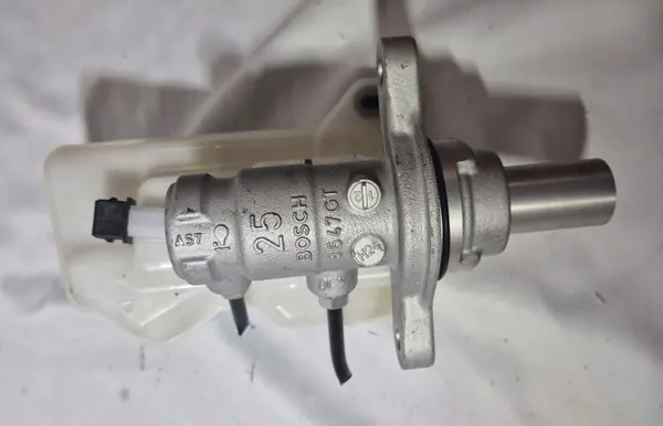 Bromsvätskebehållare & Pump Toyota C-HR II OEM 20486499H image 4