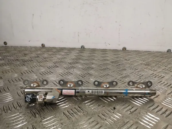 Honda HR-V Bränsleledning OEM 5R10106039325 - Begagnad image 3