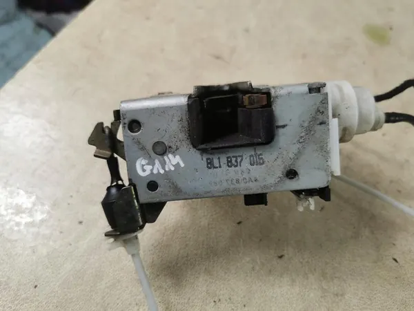 AUDI A3 S3 8L Dörrlås Vänster Fram OEM 8L1837015 image 2