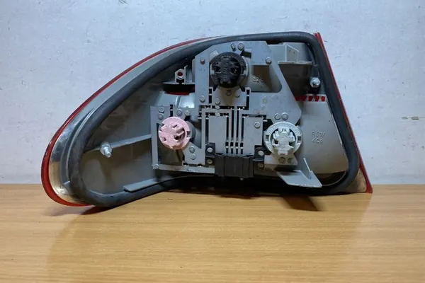 Linker achterlicht MERCEDES-BENZ E (W210) A2108204464 image 3