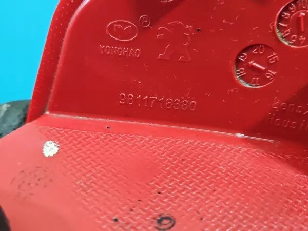 OEM 9811718380 Lanterna Traseira Direita Anti-Nevoeiro Peugeot 3008 II image 7