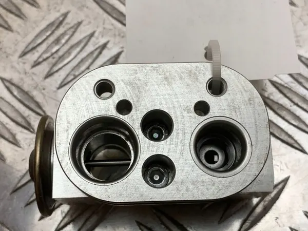 Válvula de expansão A/C BMW OEM 6820212 - Usado image 3