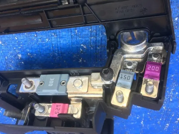 Audi A6 C8 Sicherungsklemme OEM 310126173915 image 3