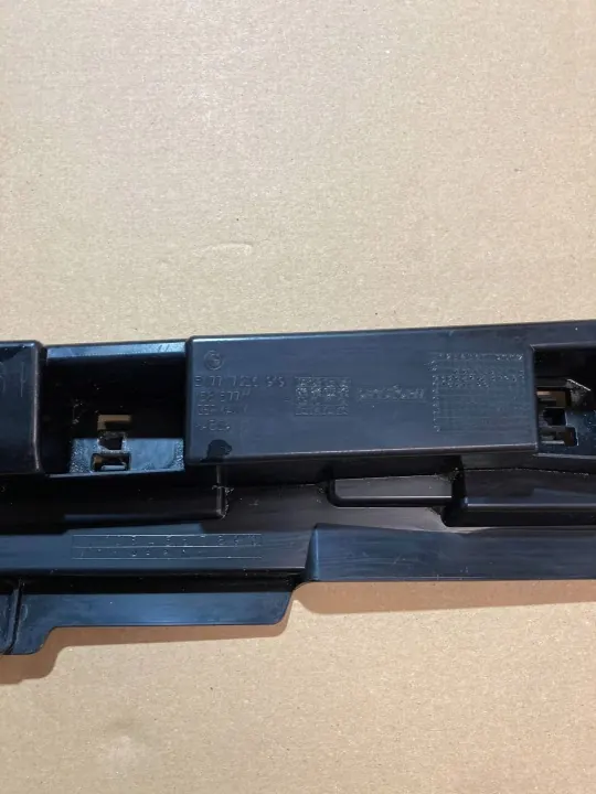 BMW 3 F30/31 Oikea kynnyssuoja OEM 51777256919 image 4