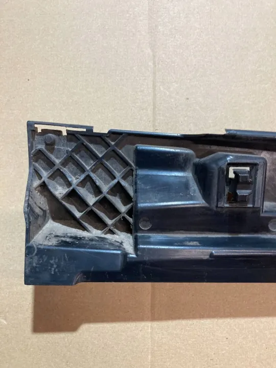 BMW 3 F30/31 Oikea kynnyssuoja OEM 51777256919 image 9