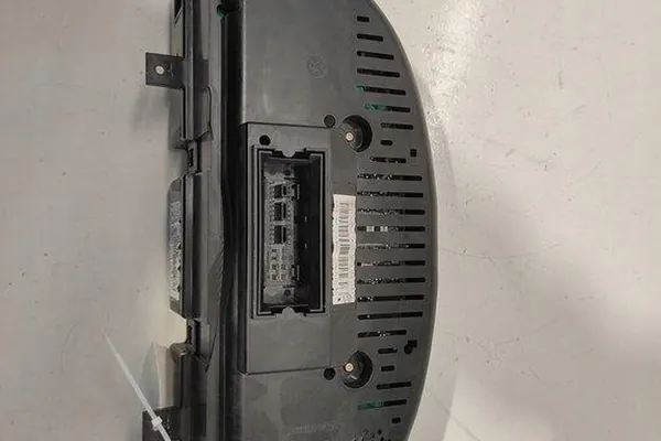 VW PASSAT B6 Mittaristo 2.0L 2006 OEM 3183700DC image 3