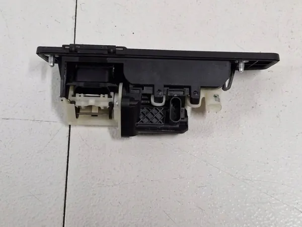 Mercedes-Benz W176 Kofferraumgriff OEM A1667500993 image 7