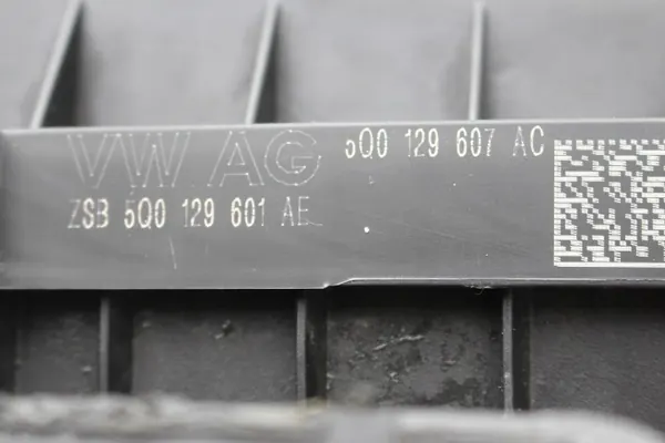 Filtre à air VW Audi d'occasion OEM 5Q0129607AC image 4