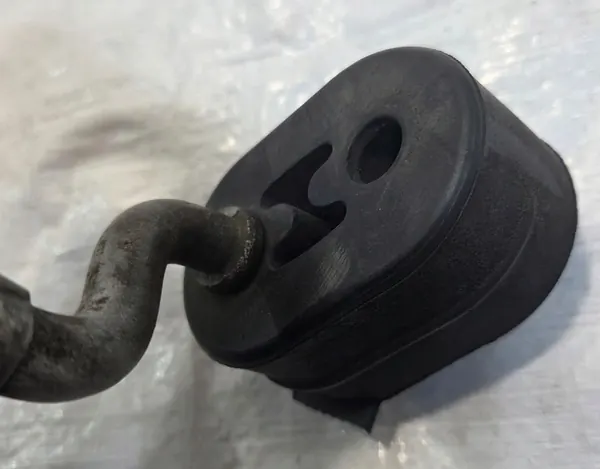 Mercedes E W212 Muffler Bracket A2124923241 image 3