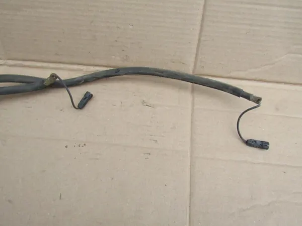 Mercedes W124 Pesuläikköletku OEM - Säiliö Konepellin Suuttimeen image 3