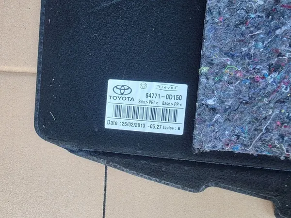 Alfombrilla de maletero OEM 64771-0D150 para Yaris III image 6
