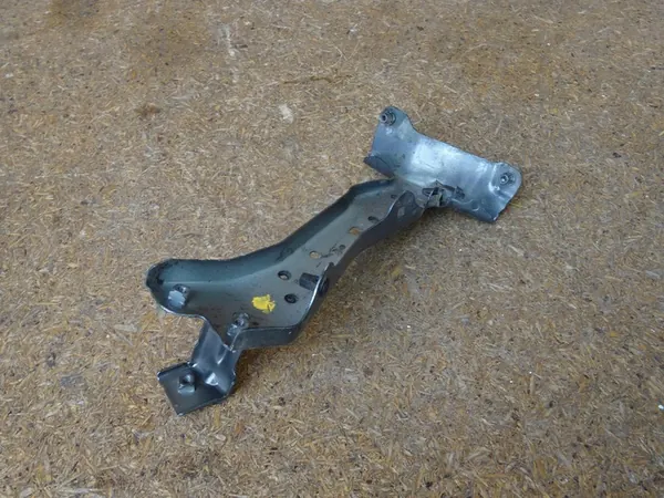 AUDI A3 8V 12- Vänster Framskärm Fäste 8V0821167A image 6