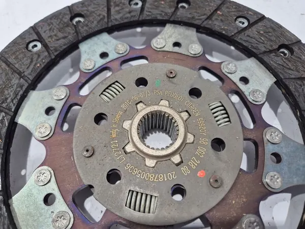 Kaksoismassakytkin Peugeot 2008 1.6 BlueHDI image 8