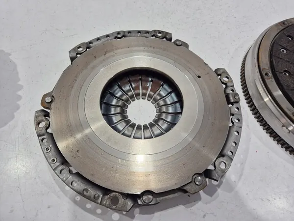 Kaksoismassakytkin Peugeot 2008 1.6 BlueHDI image 9