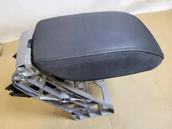 Apoio de braço PODŁOKIETNIK AUDI Q3 8U 2016 OEM image 2