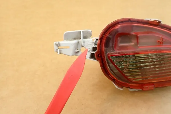 Feu de Recul Arrière Droit Toyota Yaris III OEM 815810D220 image 3