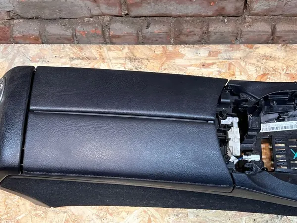 Accoudoir OEM 8101 Mercedes-Benz W238 Cabrio - Console image 4