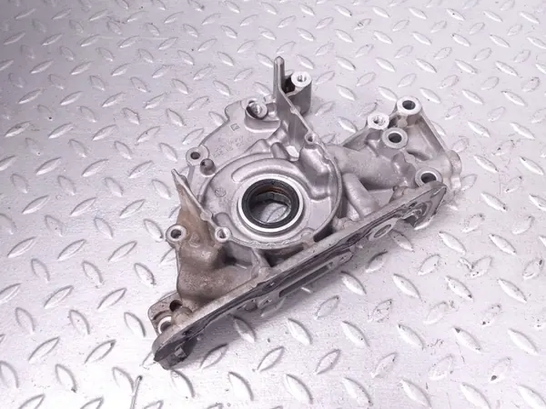 Bomba de aceite usada OEM 04E115109AC para Skoda Fabia Mk3 image 2