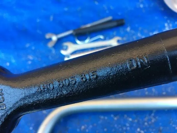 Clé de roue et crochet remorque Audi Q7 OEM 8N0012219 4H0805615 image 4