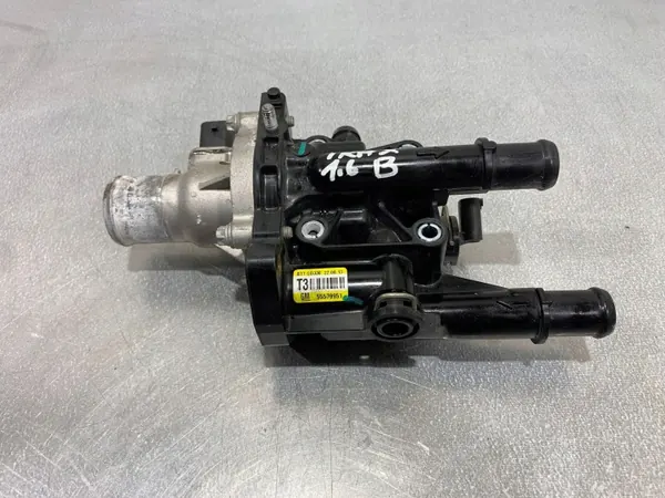 Carcaça termóstato FBZ19584 para Chevrolet Trax 2014 image 2