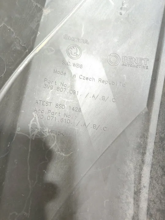 Skoda Superb B8 achterspoiler OEM 3V9807091A image 4