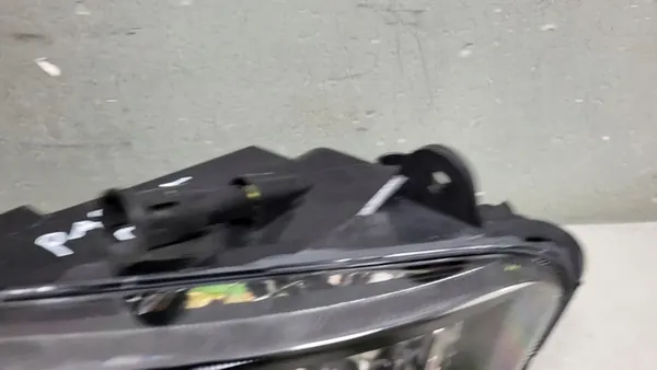 Farol Halógeno Esquerdo Frontal TYC Volkswagen Passat B7 OEM 1911021062 image 5