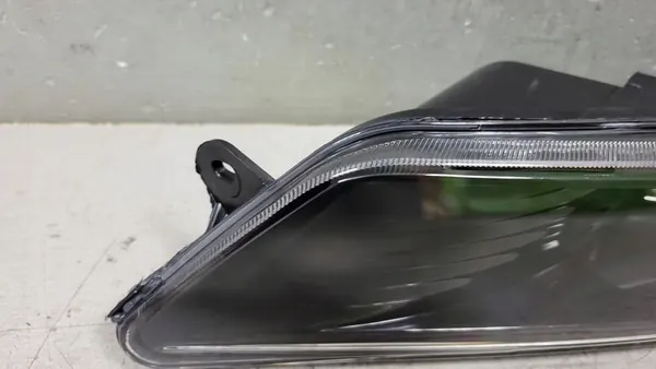 Farol Halógeno Esquerdo Frontal TYC Volkswagen Passat B7 OEM 1911021062 image 6