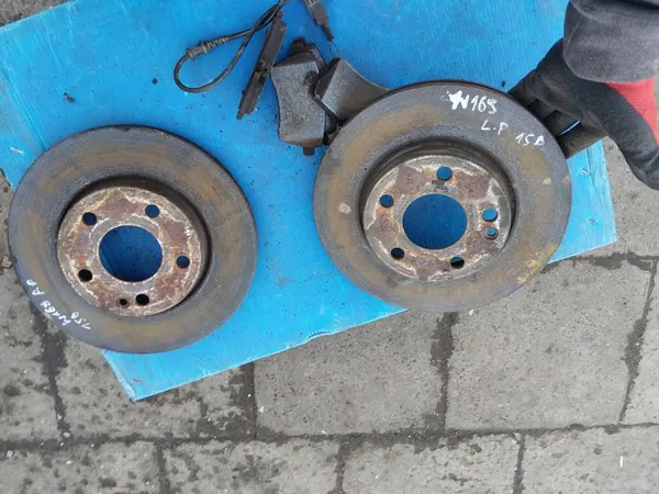 Disques et plaquettes avant Mercedes W169 A-Class OEM image 5