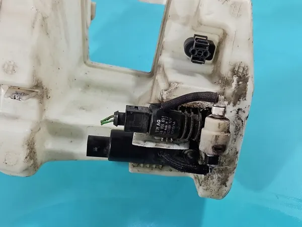 Tuulilasinpesunesteen Säiliö VW Passat B7 image 10