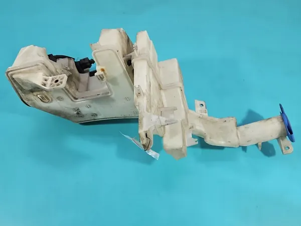 Tuulilasinpesunesteen Säiliö VW Passat B7 image 2