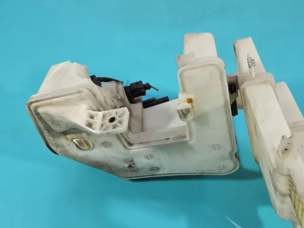 Tuulilasinpesunesteen Säiliö VW Passat B7 image 4