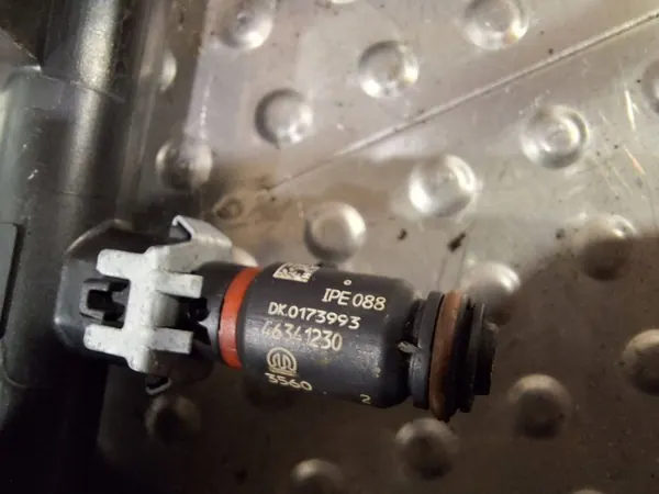 Rampa de injetores 46341230 Fiat Panda III 500 1.0 Mild image 4