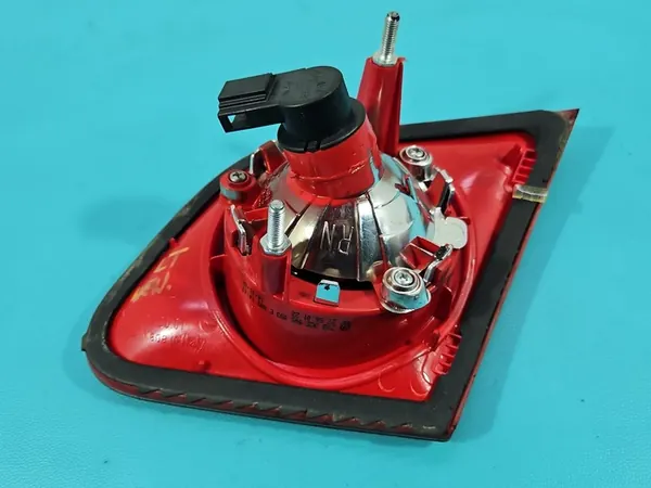 Luz Trasera Izquierda - VW Passat B6 Sedán image 3