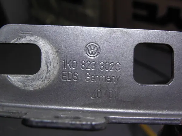 Bisagra de capó izquierdo VW Golf V image 3