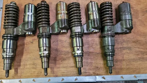 Bomba de inyección Scania V8 OEM 1766553 - Usada image 2