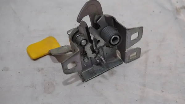 OEM 1383311080 Motorlocksremlås - Begagnad image 2